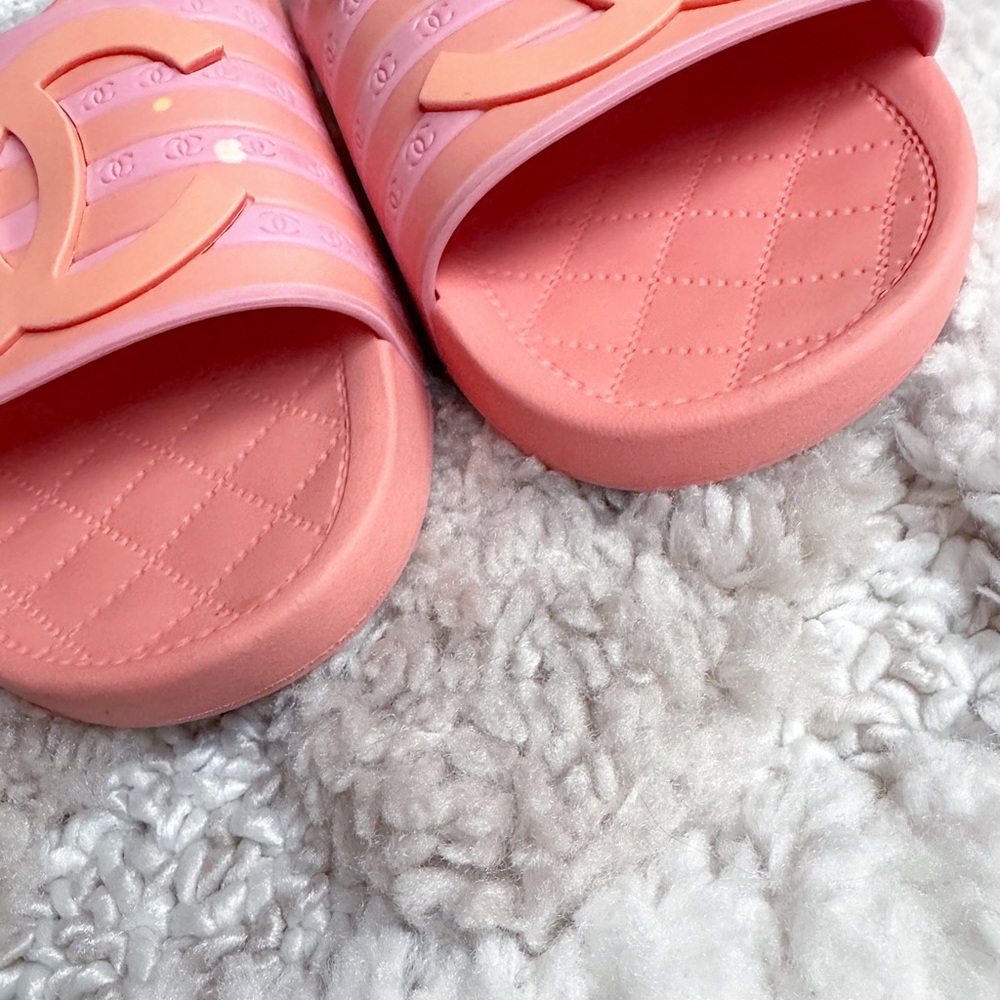SOLD🌺Chanel rubber pool CC striped logo slides sandals pink coral 38 Spring 2018 - Picture 7 of 12
